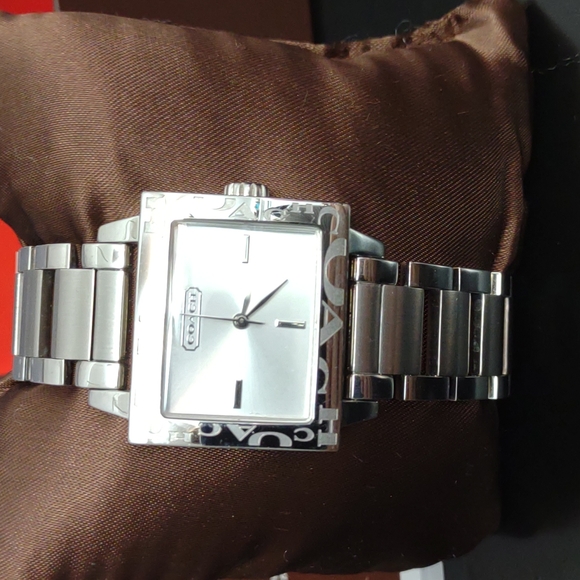 BEAUTIFUL COACH WATCH IN EUC!! - Picture 3 of 11
